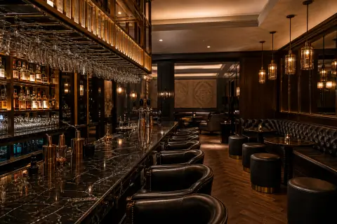 Hotelový bar s mramorovým pultem